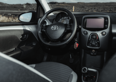Interiér auta na Islandu Toyota Aygo automat