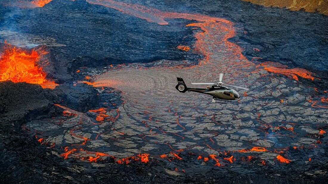Let helikoptérou nad oblastí sopečné erupce na Islandu