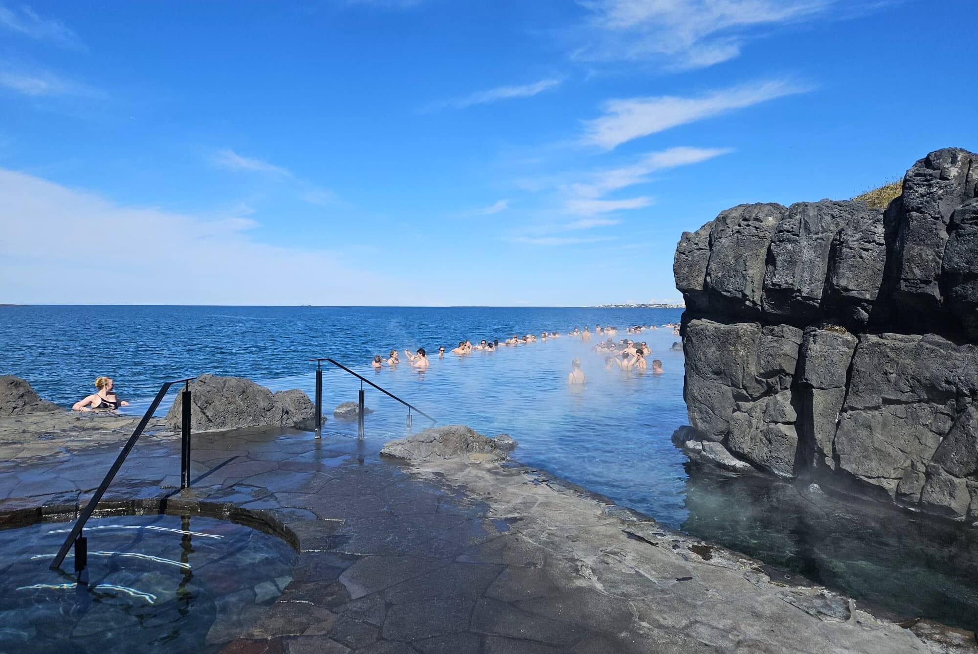 Sky Lagoon termální lázně u Reykjavíku na Islandu.