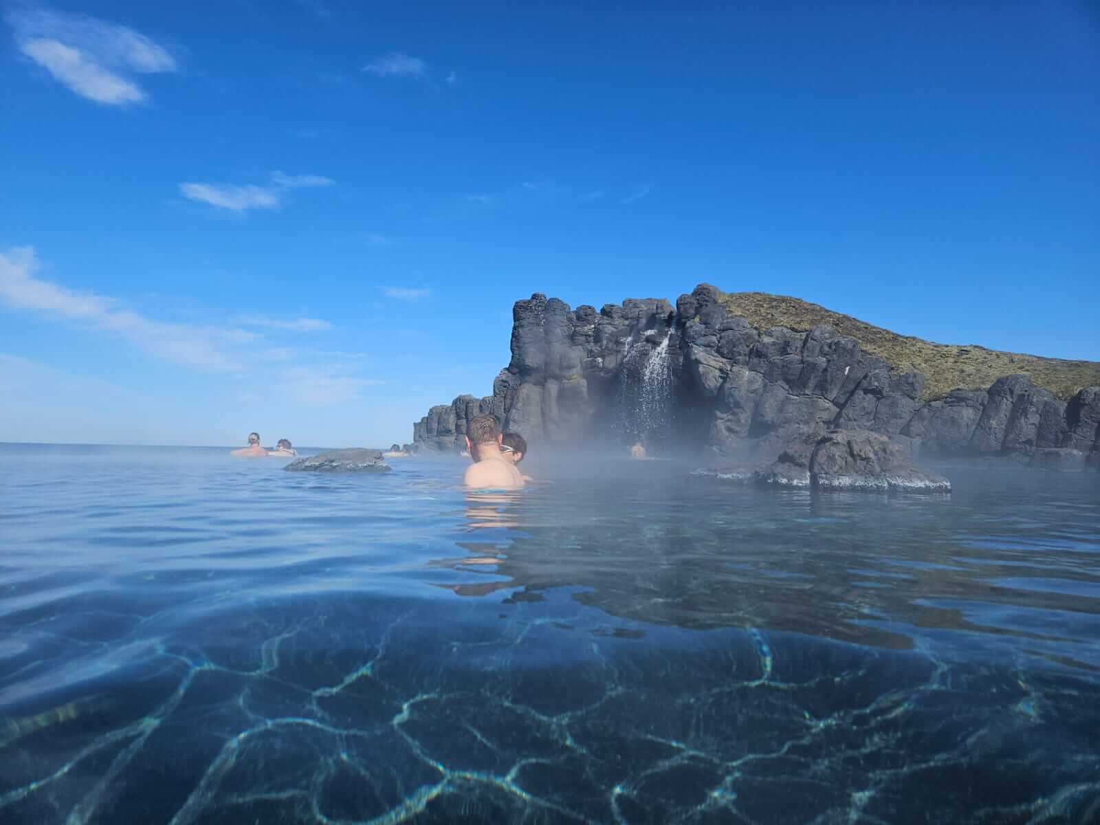 Sky Lagoon na útesech nad Atlantikem na Islandu.