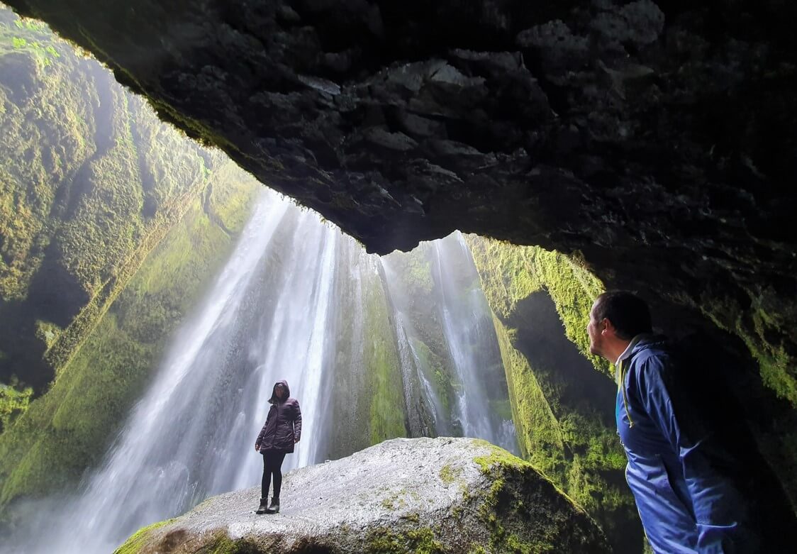 vodopád v jeskyni na Islandu