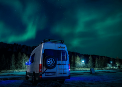 Dodávka Volkswagen na Islandu s polární září